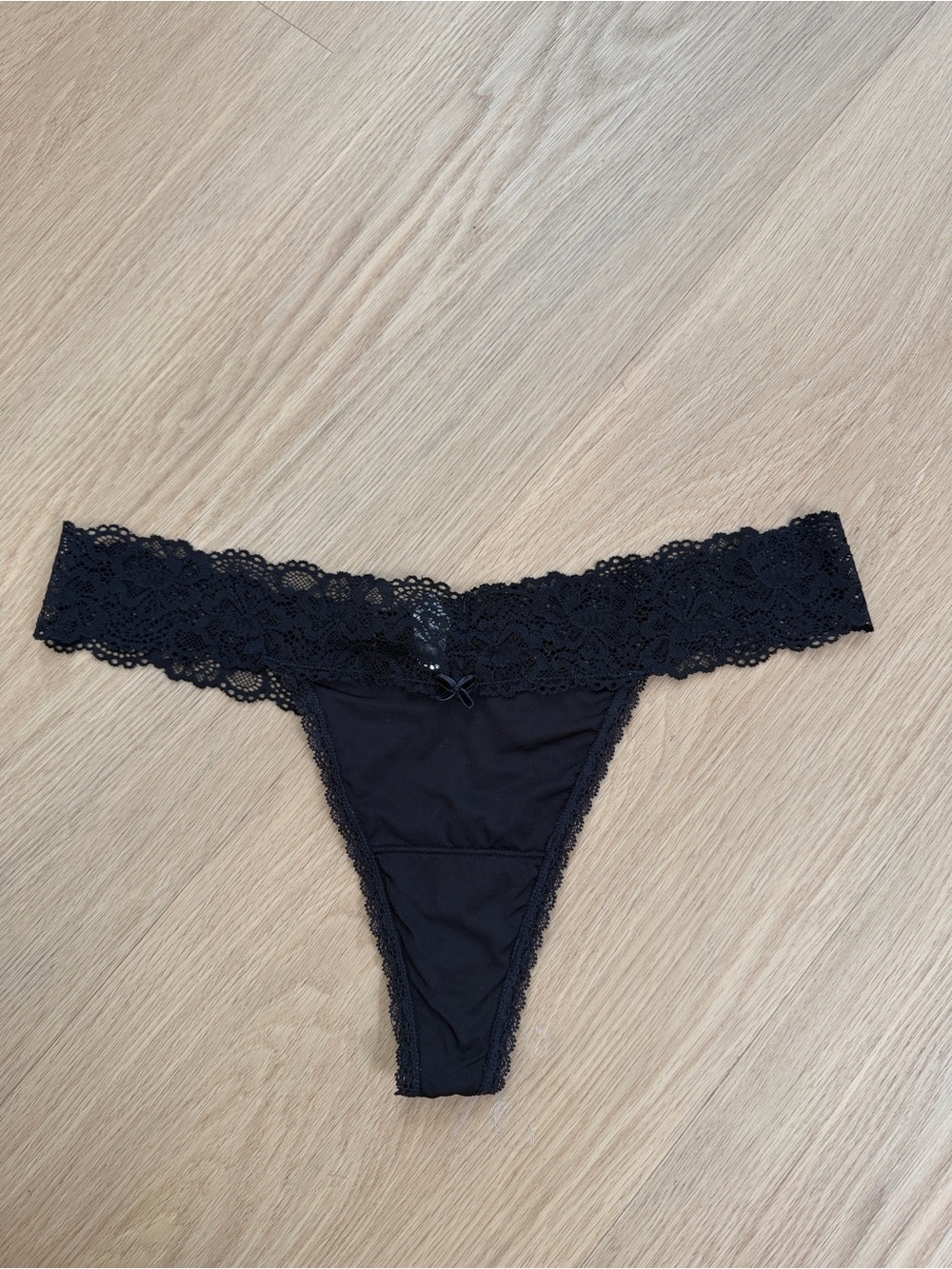 Maidenform Lace & Satin Thong Panty L